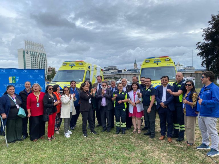 Autoridades regionales entregan cuatro ambulancias para reforzar la atención prehospitalaria en Los Ríos