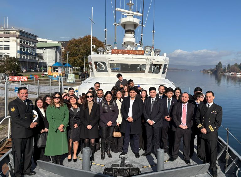 ALUMNOS DE LA FACULTAD DE DERECHO DE LA UNIVERSIDAD SAN SEBASTIÁN (USS) SEDE VALDIVIA, VISITARON LA GOBERNACIÓN MARÍTIMA Y CAPITANÍA DE PUERTO DE VALDIVIA