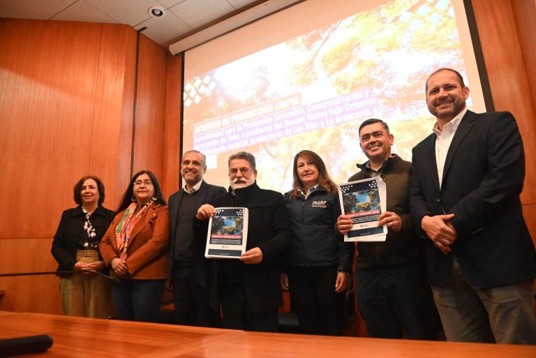 Los Ríos y La Araucanía firman Acuerdo de Producción Limpia para potenciar el bosque nativo
