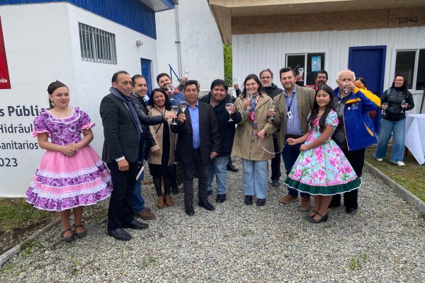 Brindis con agua potable marcó inauguración de nuevo servicio sanitario rural de Punahue en Panguipulli