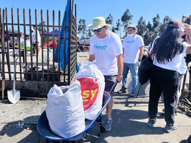Damnificados por incendios reciben apoyo solidario de Mundo Telecomunicaciones