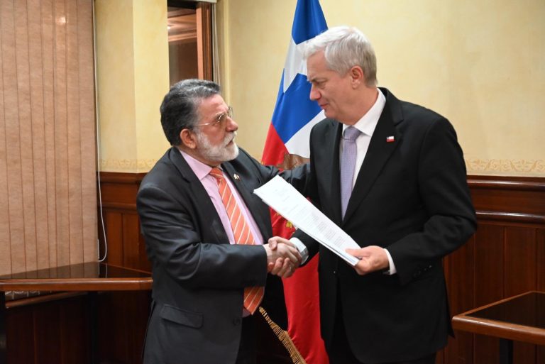 Gobernador Cuvertino planteó al Presidente Kast prioridades regionales y pidió acelerar decisiones para Los Ríos